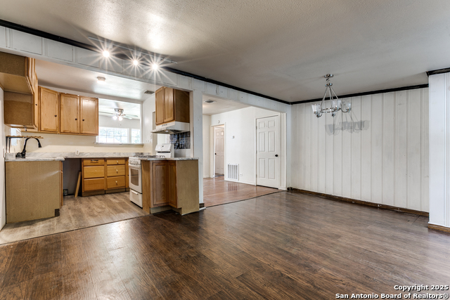 Listing photo id 7 for 410 Dickson W