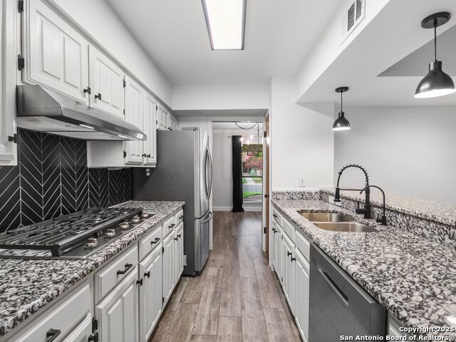 Listing photo id 12 for 4526 Honey Locust Woods