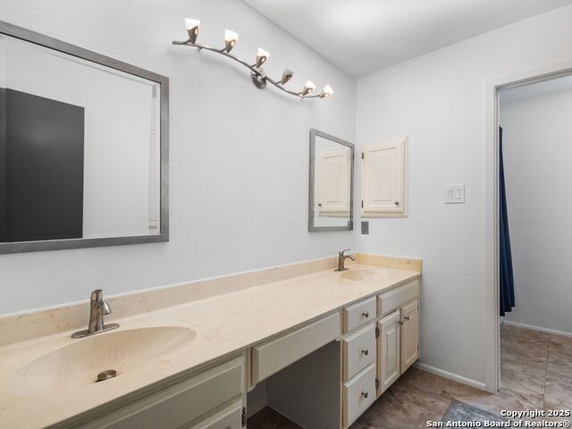 Listing photo id 24 for 4526 Honey Locust Woods