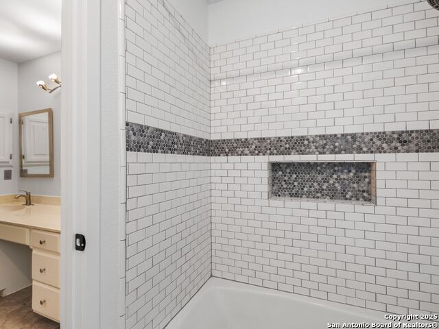 Listing photo id 25 for 4526 Honey Locust Woods