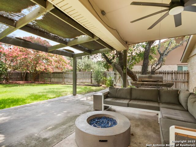 Listing photo id 35 for 4526 Honey Locust Woods