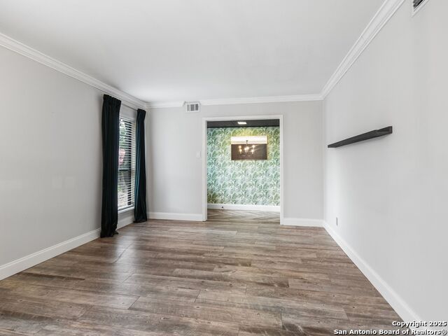 Listing photo id 4 for 4526 Honey Locust Woods