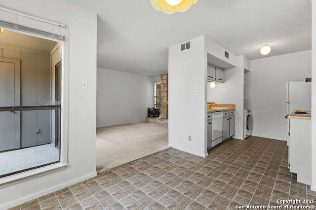 Listing photo id 8 for 3843 Barrington 163 P