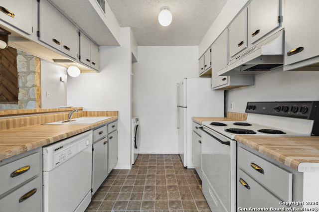 Listing photo id 9 for 3843 Barrington 163 P