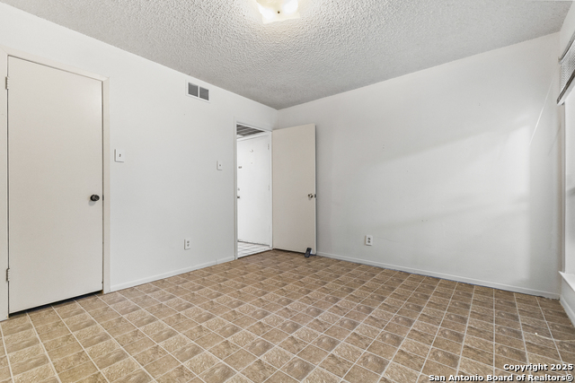 Listing photo id 12 for 3843 Barrington 163 P