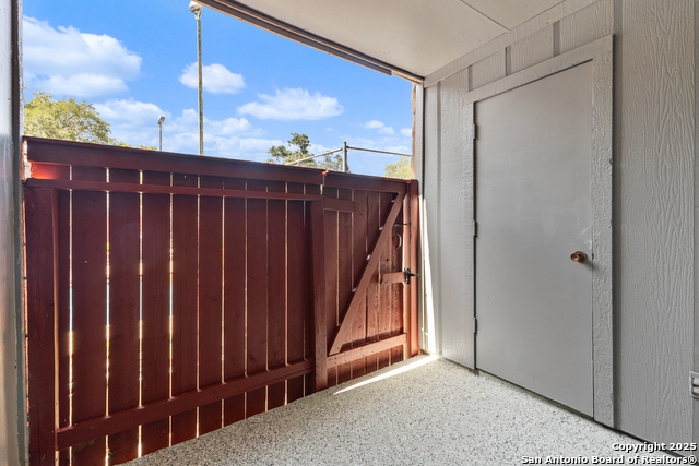 Listing photo id 15 for 3843 Barrington 163 P