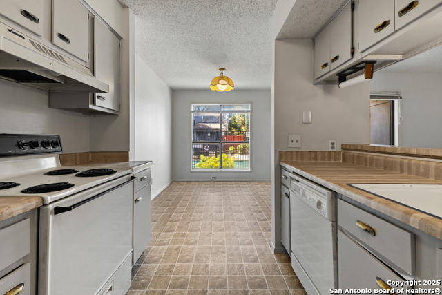 Listing photo id 1 for 3843 Barrington 163 P