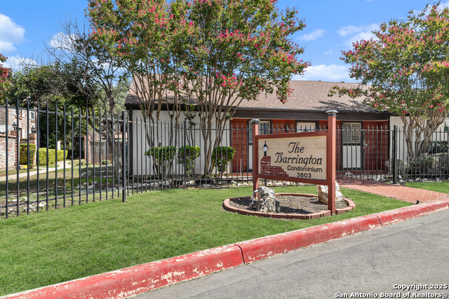 Listing photo id 3 for 3843 Barrington 163 P