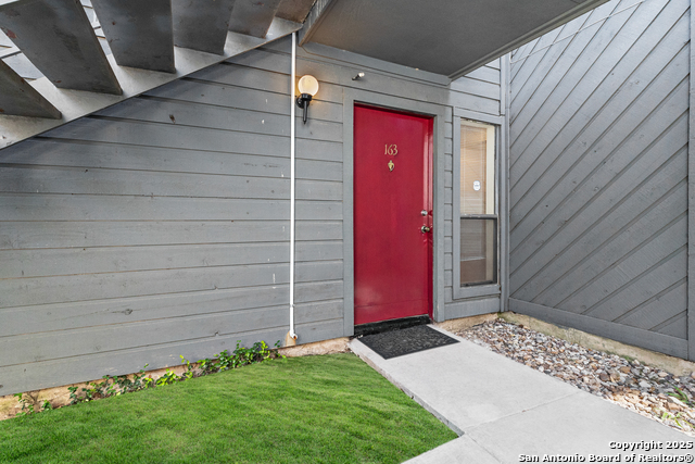 Listing photo id 4 for 3843 Barrington 163 P