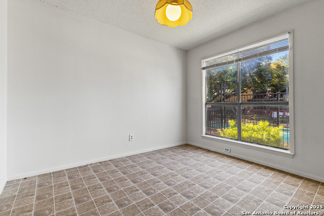 Listing photo id 7 for 3843 Barrington 163 P