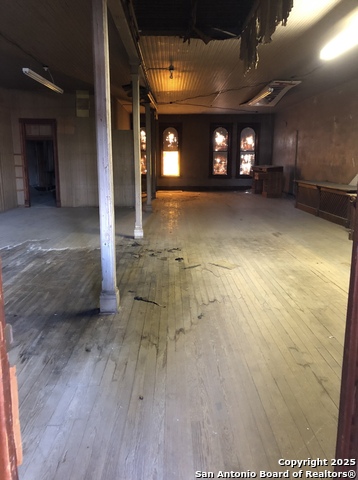 Listing photo id 9 for 419 Saint George