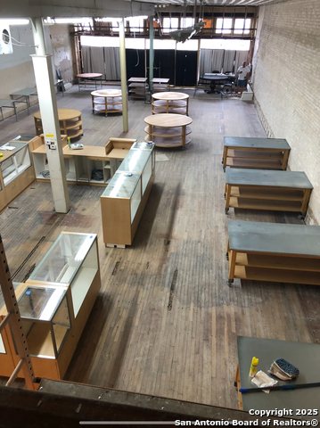 Listing photo id 6 for 419 Saint George