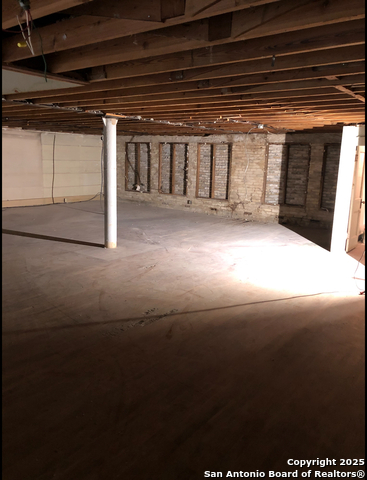 Listing photo id 7 for 419 Saint George