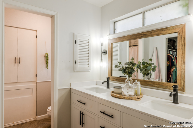 Listing photo id 3 for 606 Dorothy Jo
