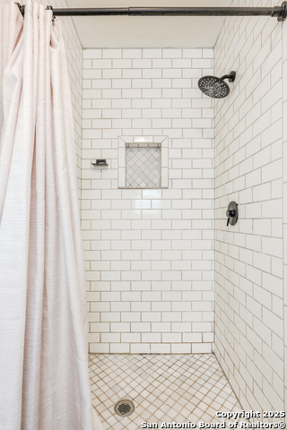 Listing photo id 4 for 606 Dorothy Jo