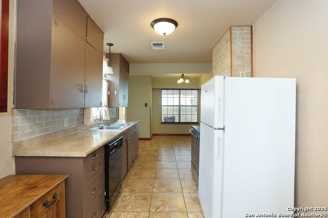 Listing photo id 3 for 10705 State Hwy 16 N