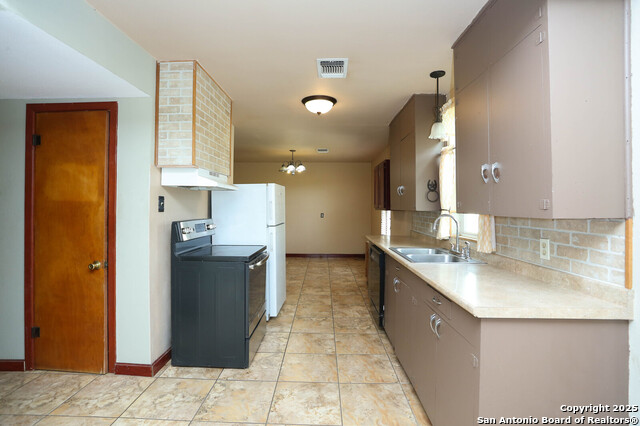 Listing photo id 4 for 10705 State Hwy 16 N