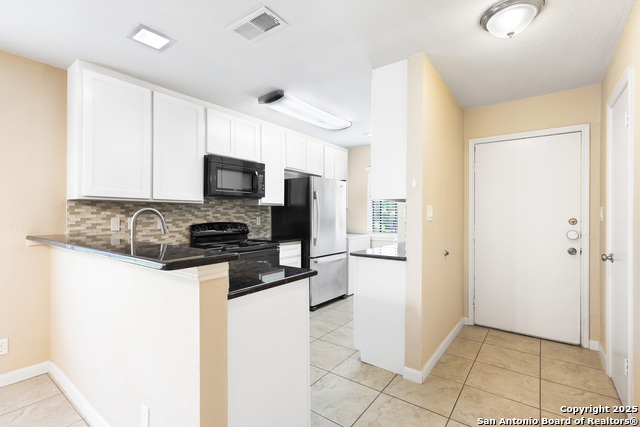 Image 7 of 37 For 11815 Vance Jackson  704