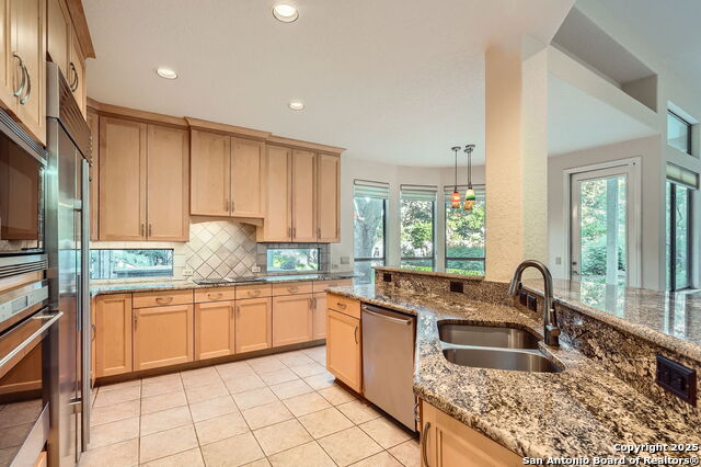 Listing photo id 12 for 18602 Windcliffe