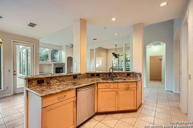 Listing photo id 13 for 18602 Windcliffe