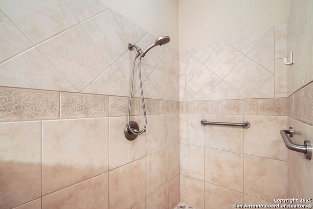 Listing photo id 20 for 18602 Windcliffe