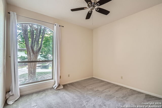Listing photo id 24 for 18602 Windcliffe