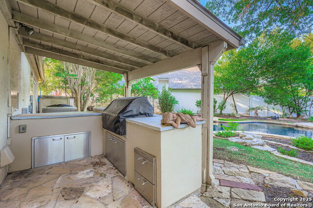 Listing photo id 5 for 18602 Windcliffe