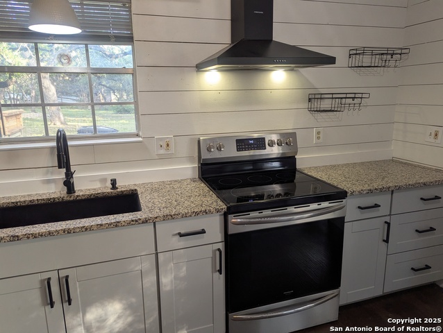 Listing photo id 5 for 941 Park View Loop