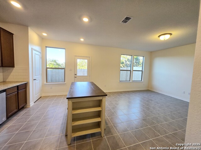 Listing photo id 3 for 10643 Military W Unit 37