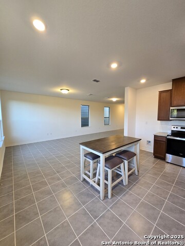 Listing photo id 5 for 10643 Military W Unit 37