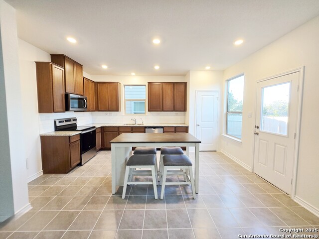 Listing photo id 6 for 10643 Military W Unit 37