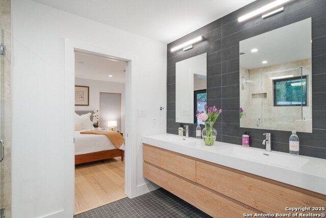 Listing photo id 10 for 8900 Point West