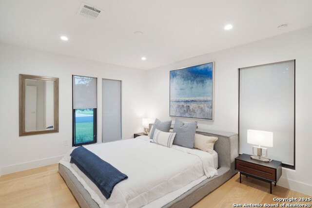 Listing photo id 11 for 8900 Point West