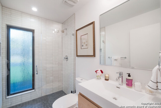 Listing photo id 15 for 8900 Point West