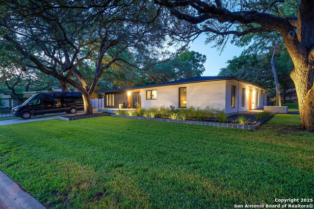 Listing photo id 17 for 8900 Point West