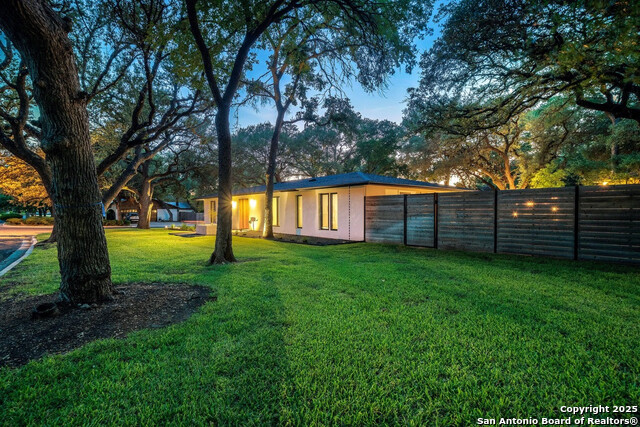 Listing photo id 18 for 8900 Point West