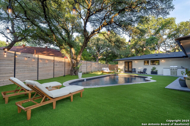 Listing photo id 19 for 8900 Point West