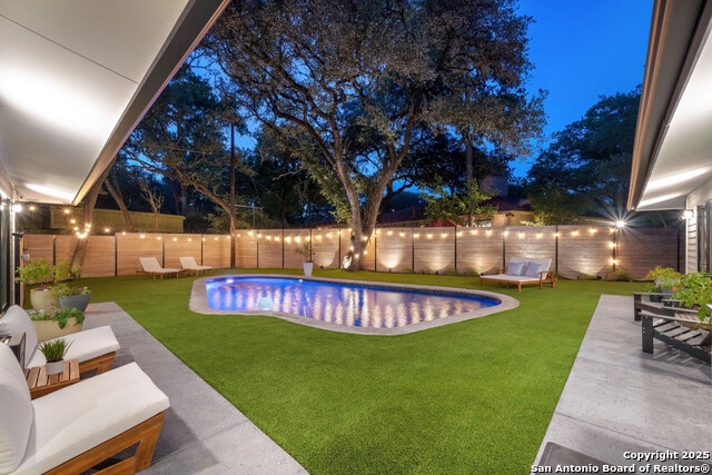 Listing photo id 26 for 8900 Point West