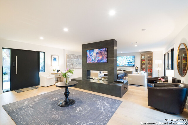 Listing photo id 1 for 8900 Point West