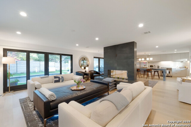 Listing photo id 2 for 8900 Point West