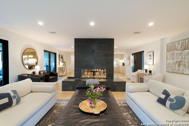 Listing photo id 3 for 8900 Point West