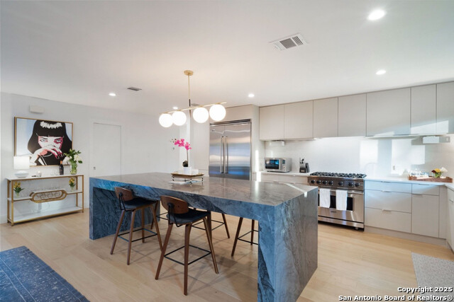 Listing photo id 4 for 8900 Point West