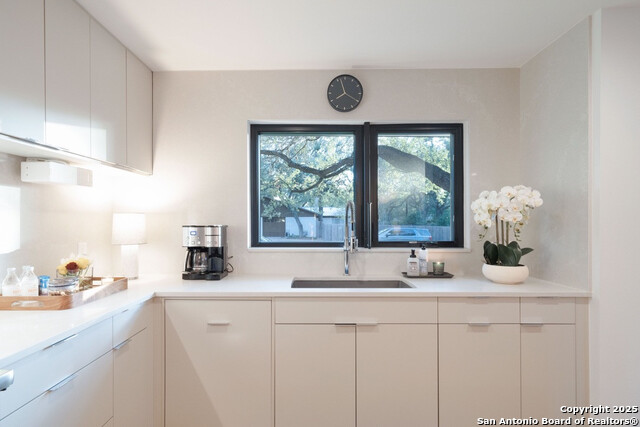 Listing photo id 5 for 8900 Point West