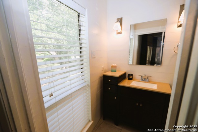 Image 17 of 28 For 8642 Fredericksburg  402