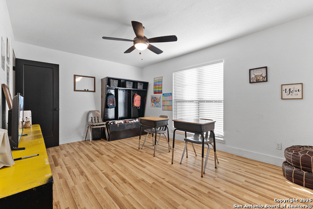 Listing photo id 20 for 1591 Leissner School