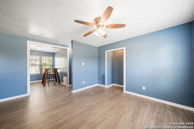 Listing photo id 8 for 915 Deely