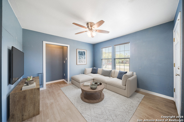 Listing photo id 9 for 915 Deely
