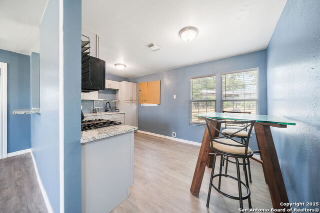 Listing photo id 16 for 915 Deely