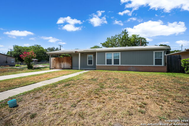 Listing photo id 1 for 915 Deely