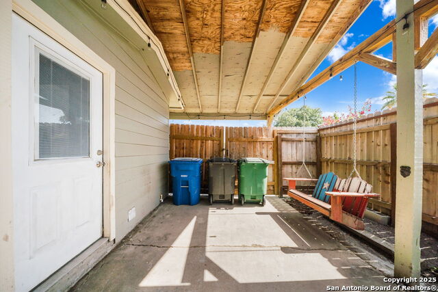 Listing photo id 30 for 915 Deely